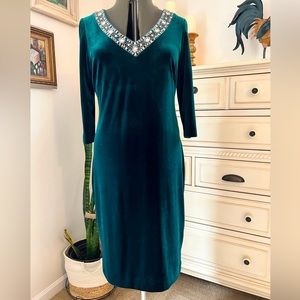 Beautiful party dress size 14 in Hunter green velvet.